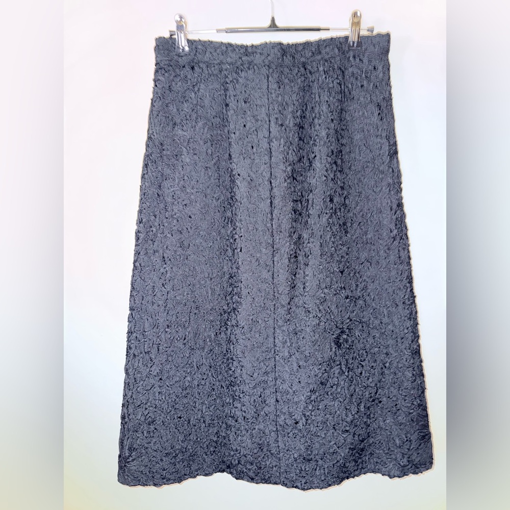 black midi skirt made of a textured fabric size 0